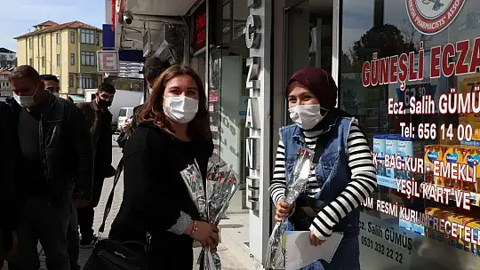 AK Parti Gençlik Kolları kadınların gününü karanfil dağıtarak kutladı