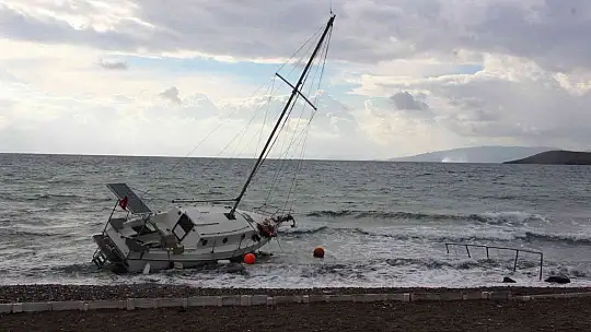 600 bin lira değerindeki yelkenli tekne karaya oturdu