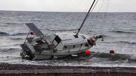 600 bin lira değerindeki yelkenli tekne karaya oturdu