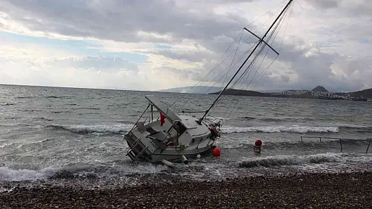 600 bin lira değerindeki yelkenli tekne karaya oturdu