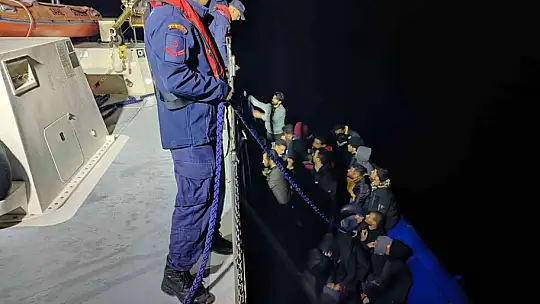 61 DÜZENSİZ GÖÇMEN YAKALANDI, 6'SI KURTARILDI