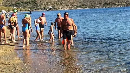 64 yaşındaki yüzücü 11 ayda 1 milyon metre kulaç attı