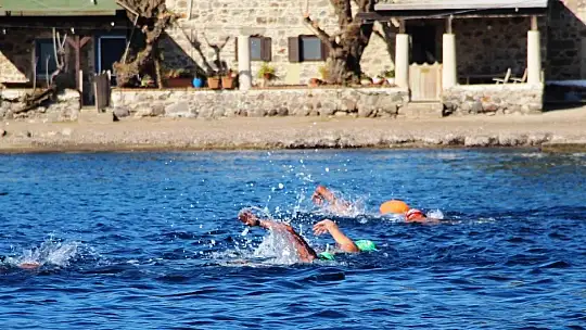 64 yaşındaki yüzücü 11 ayda 1 milyon metre kulaç attı