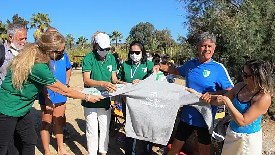 64 yaşındaki yüzücü 11 ayda 1 milyon metre kulaç attı