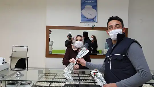 AK Parti Gençlik Kolları kadınların gününü karanfil dağıtarak kutladı