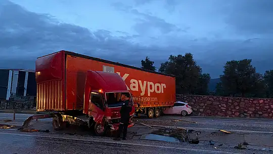 TIR VE OTOMOBİL ÇARPIŞTI