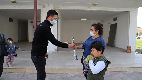 AK Parti Gençlik Kolları kadınların gününü karanfil dağıtarak kutladı