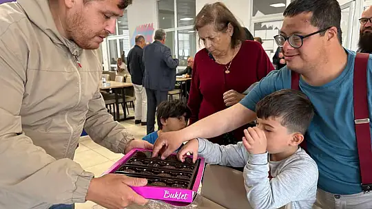 Aday Otgöz, depremzedeler ile bayramlaştı