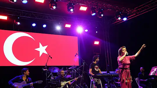 Ahmet Şafak Sevilen Şarkılarını Seydikemer'de Seslendirdi 