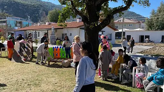 DEPREMZEDE ÇOCUKLAR PALYAÇO EŞLİĞİNDE EĞLENDİ