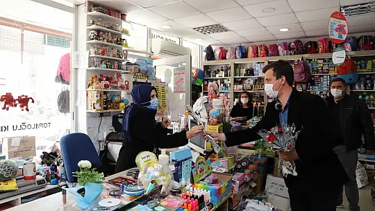 AK Parti Gençlik Kolları kadınların gününü karanfil dağıtarak kutladı