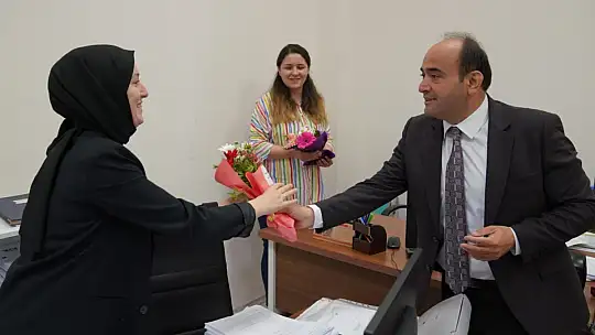 Başkan Akdenizli, Anneler Günü Vesilesiyle Çiçek Dağıttı