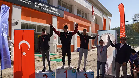 SEYDİKEMER BÜYÜK ATATÜRK KOŞUSU'NDA DERECEYE GİRENLER ÖDÜLLENDİRİLDİ