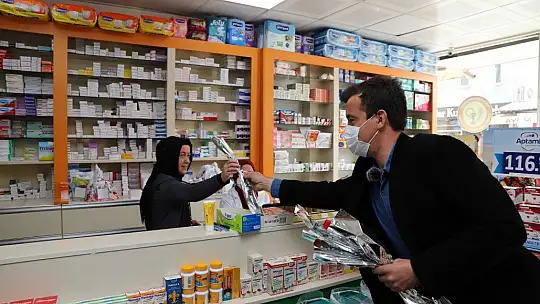 AK Parti Gençlik Kolları kadınların gününü karanfil dağıtarak kutladı