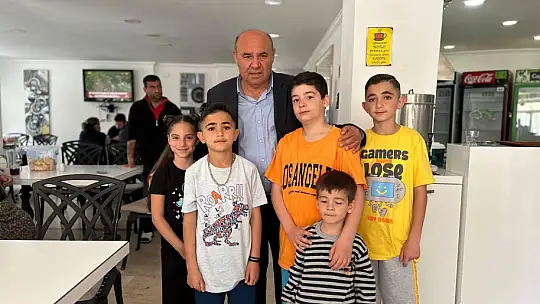 Aday Otgöz, depremzedeler ile bayramlaştı