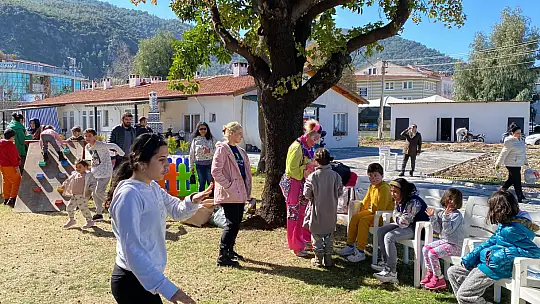 DEPREMZEDE ÇOCUKLAR PALYAÇO EŞLİĞİNDE EĞLENDİ