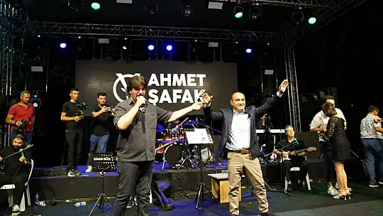 Ahmet Şafak Sevilen Şarkılarını Seydikemer'de Seslendirdi 