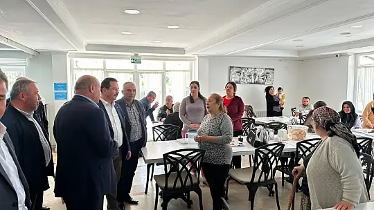 Aday Otgöz, depremzedeler ile bayramlaştı