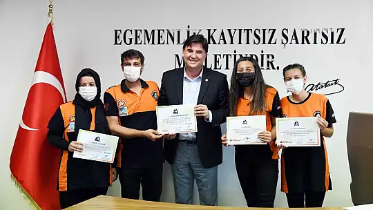 Afet gönüllülerine sertifikalarını Karaca verdi