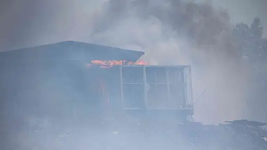 Ağaçlık alandaki yangın konteyner eve sıçradı