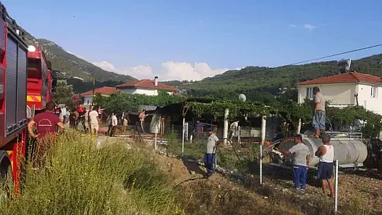 Ahır yangınında ticari araç küle döndü, 8 hayvan alevlerden zarar gördü