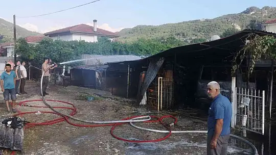 Ahır yangınında ticari araç küle döndü, 8 hayvan alevlerden zarar gördü