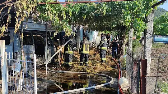 Ahır yangınında ticari araç küle döndü, 8 hayvan alevlerden zarar gördü
