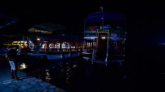 Akyaka'da aileler termik santralin çevresinden tahliye edilenleri bekliyor