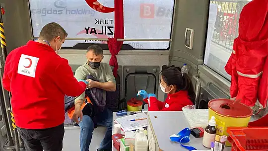 Alev savaşçıları kan bağışladı