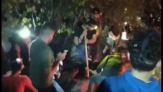 Alevleri görünce diskodaki eğlenceye son verip yangına koştular
