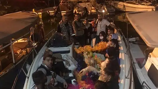 Alevleri görünce diskodaki eğlenceye son verip yangına koştular