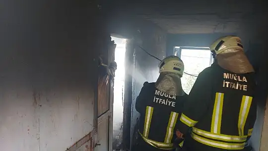 Alevlerin arasından itfaiye ekipleri kurtardı