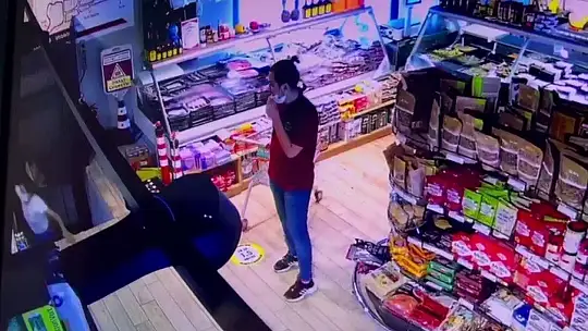 Alışveriş için gittiği markette asansör boşluğuna düştü