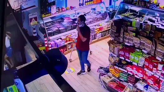 Alışveriş için gittiği markette asansör boşluğuna düştü