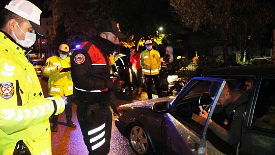 Alkollü sürücü üflememek için direndi