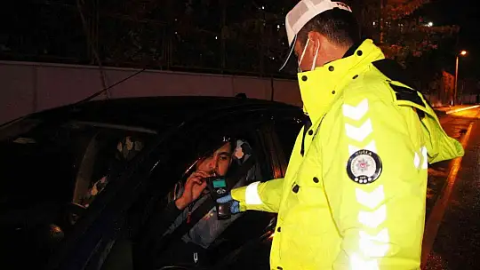 Alkollü sürücü üflememek için direndi