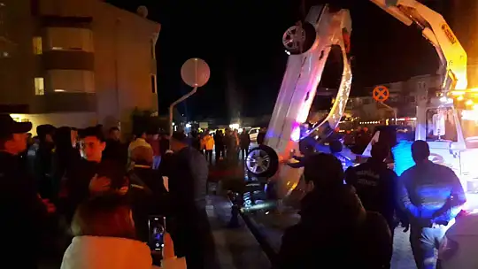 ALKOLLÜ SÜRÜCÜNÜN KULLANDIĞI OTOMOBİL DEREYE UÇTU: 2 ÖLÜ, 2 YARALI