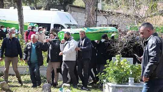 Almanya'da yangında ölen anne ve 3 çocuğu gözyaşlarıyla toprağa verildi