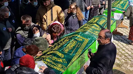 Almanya'da yangında ölen anne ve 3 çocuğu gözyaşlarıyla toprağa verildi