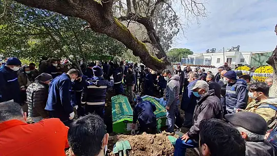 Almanya'da yangında ölen anne ve 3 çocuğu gözyaşlarıyla toprağa verildi