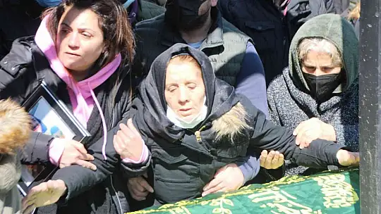 Almanya'da yangında ölen anne ve 3 çocuğu gözyaşlarıyla toprağa verildi