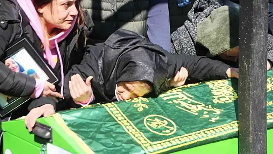 Almanya'da yangında ölen anne ve 3 çocuğu gözyaşlarıyla toprağa verildi