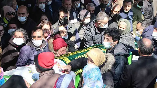 Almanya'da yangında ölen anne ve 3 çocuğu gözyaşlarıyla toprağa verildi