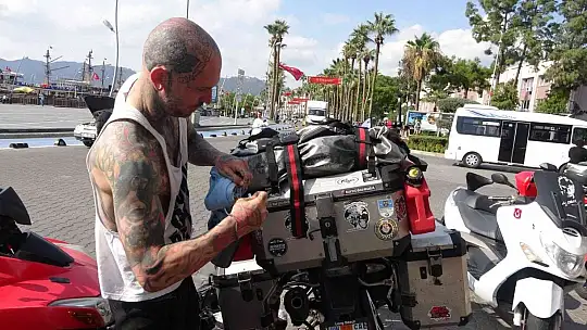 Amerikalı dövme sanatçısı motoru ile dünyayı geziyor