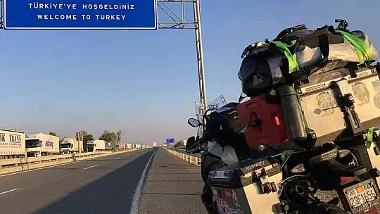 Amerikalı dövme sanatçısı motoru ile dünyayı geziyor