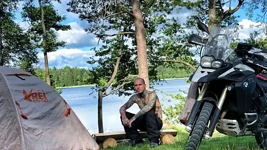 Amerikalı dövme sanatçısı motoru ile dünyayı geziyor