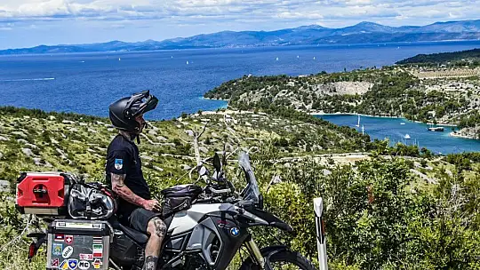 Amerikalı dövme sanatçısı motoru ile dünyayı geziyor