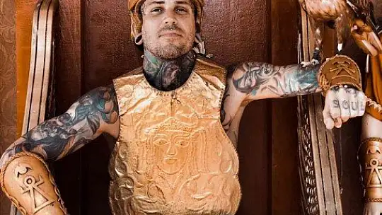 Amerikalı dövme sanatçısı motoru ile dünyayı geziyor