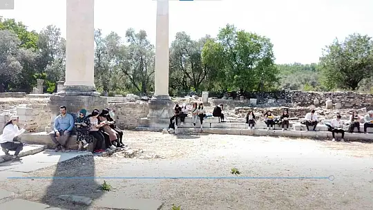 Antik kentte hem okudular, hem söylediler