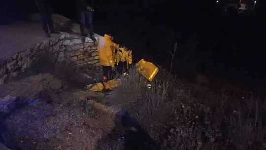 Arabaya çarpıp uçurumdan yuvarladı